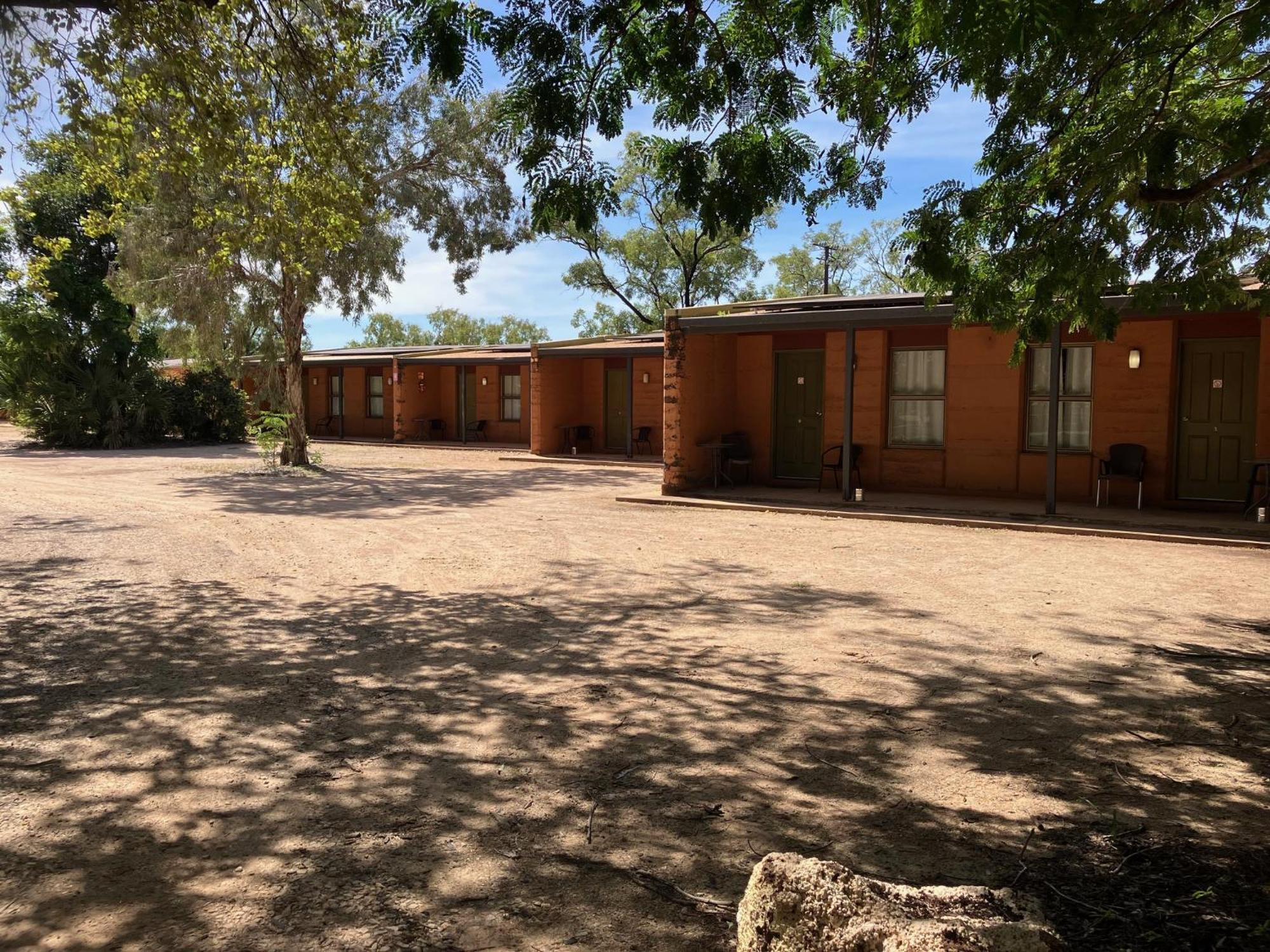Territory Manor Motel & Caravan Park Mataranka Экстерьер фото
